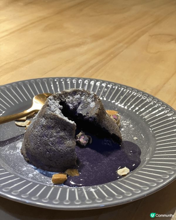 1.  心太軟 自製心太軟，切開爆朱古力漿，杏仁玫瑰裝飾，超...
