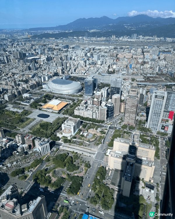 去台北101，很多打卡的佈置，還可以飽覽台灣成個景色。黎到可...