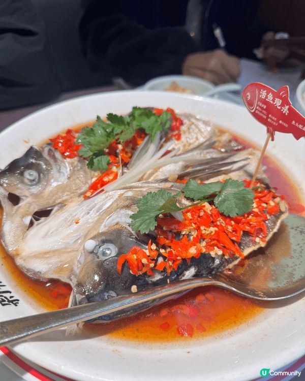 這間餐廳以四道菜驚豔味蕾：粵式蒜香骨酥脆多汁，川味土豆絲酸辣...