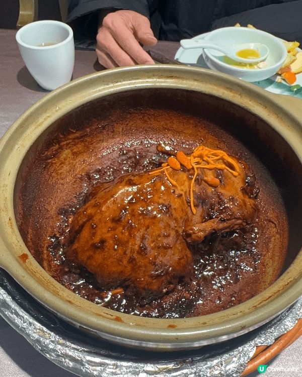 這間餐廳以四道菜驚豔味蕾：粵式蒜香骨酥脆多汁，川味土豆絲酸辣...