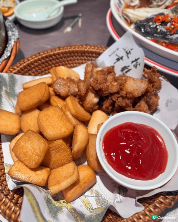這間餐廳以四道菜驚豔味蕾：粵式蒜香骨酥脆多汁，川味土豆絲酸辣...