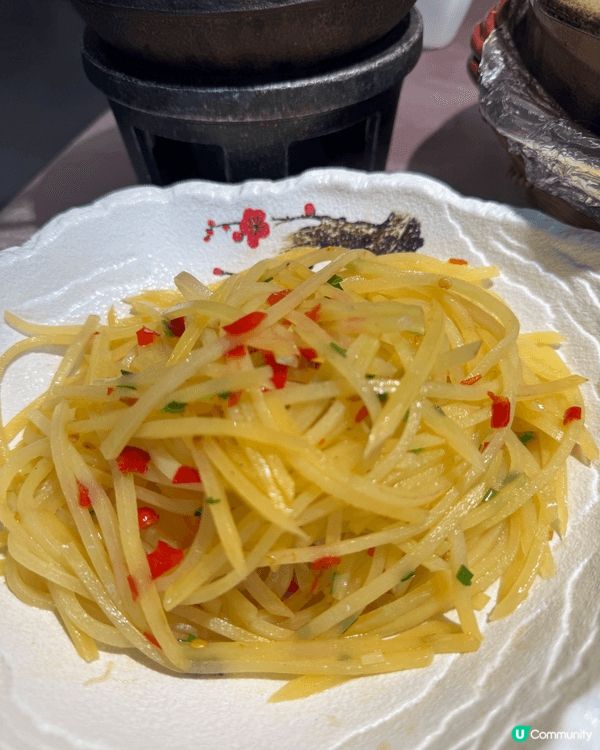 這間餐廳以四道菜驚豔味蕾：粵式蒜香骨酥脆多汁，川味土豆絲酸辣...