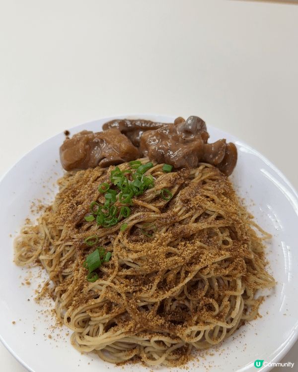 點了招牌的雲吞湯麵、牛腩湯麵和魚片湯麵。三碗麵都煮得非常出色...