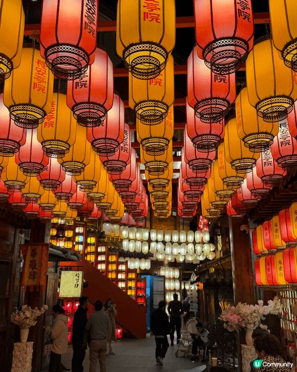 在宮廷環境下打邊爐。等候位置時也可以考慮穿上古裝拍照。