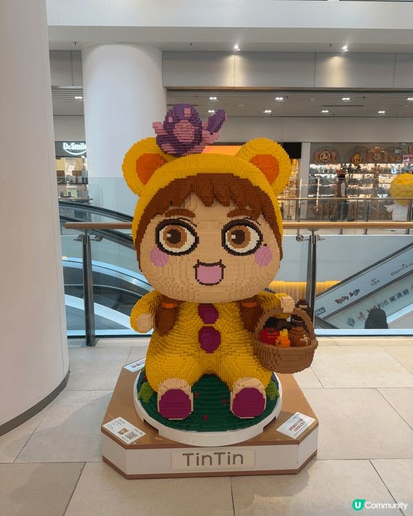 啟田商場內有一個打卡位，用超過三十萬粒Lego砌成數個大型f...