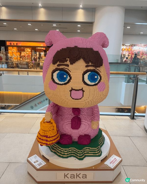 啟田商場內有一個打卡位，用超過三十萬粒Lego砌成數個大型f...