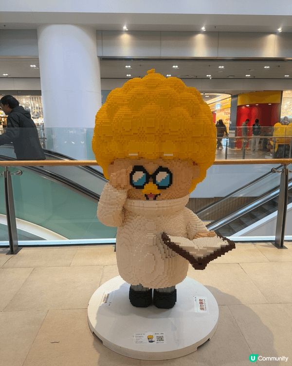 啟田商場內有一個打卡位，用超過三十萬粒Lego砌成數個大型f...