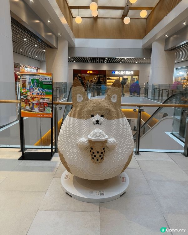 啟田商場內有一個打卡位，用超過三十萬粒Lego砌成數個大型f...