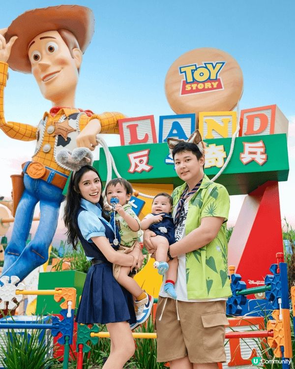 圖片是於香港迪士尼樂園拍攝，背景可見童話風格的城堡，畫面充滿...