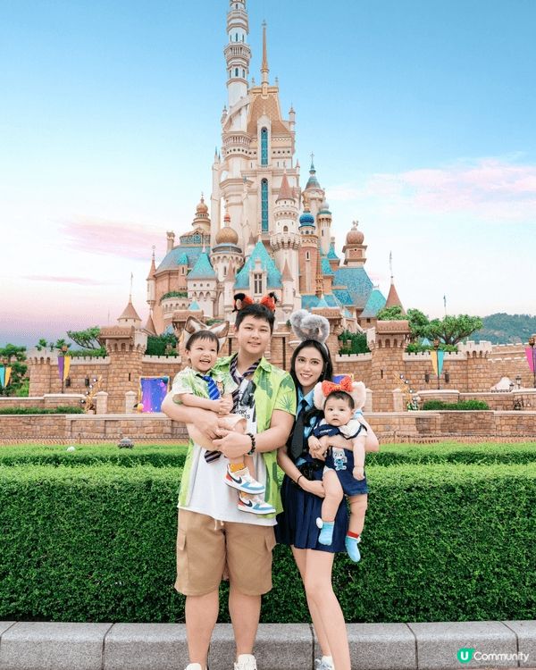 圖片是於香港迪士尼樂園拍攝，背景可見童話風格的城堡，畫面充滿...