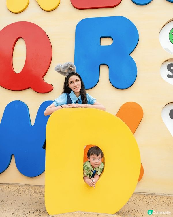 圖片是於香港迪士尼樂園拍攝，背景可見童話風格的城堡，畫面充滿...