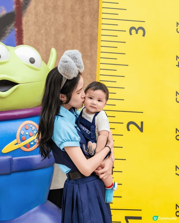 圖片是於香港迪士尼樂園拍攝，背景可見童話風格的城堡，畫面充滿...