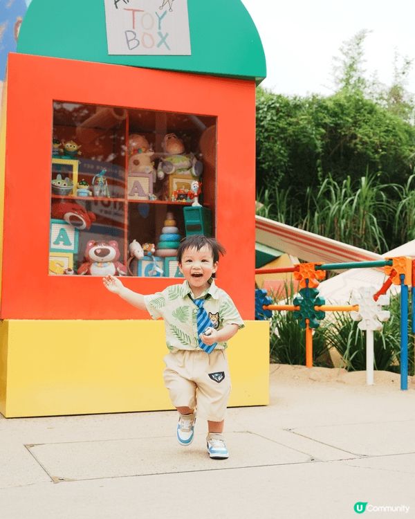 圖片是於香港迪士尼樂園拍攝，背景可見童話風格的城堡，畫面充滿...