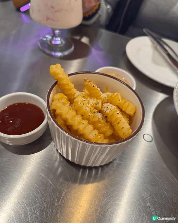 呢間位於深圳金光華廣場嘅cafe，入邊有唔同西餐同甜品食，今...