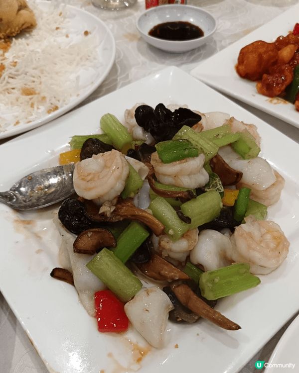 今日係年二十，我們選擇在就近的酒樓，提早食團年飯，酒樓已推出...