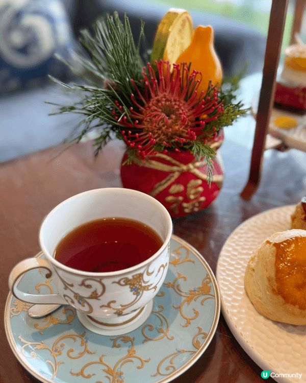 同阿媽一齊喺九龍香格里拉酒店，享受一個充滿新年氣氛嘅下午茶時...