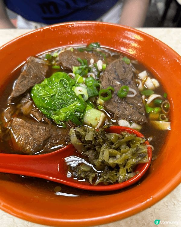 九份以迷人老街和茶樓著稱，十分則因放天燈而聞名。兩地結合，感...