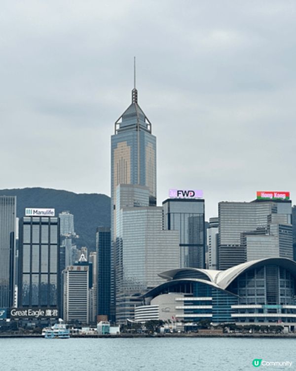 尖沙咀黃昏景色與星光大道的景色非常迷人，原因在於能同時欣賞維...