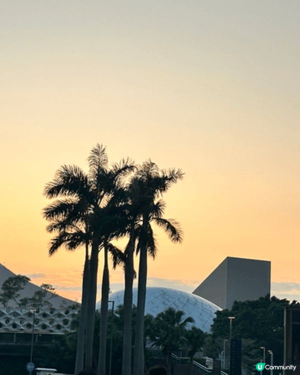 尖沙咀黃昏景色與星光大道的景色非常迷人，原因在於能同時欣賞維...