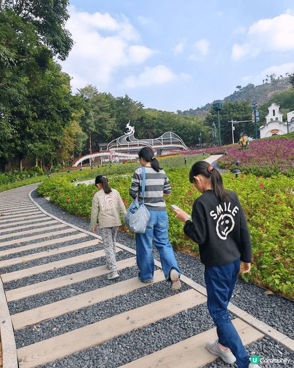 去了東莞龍鳳山莊影視渡假村，地方很大，環境優美，有機動遊戲，...
