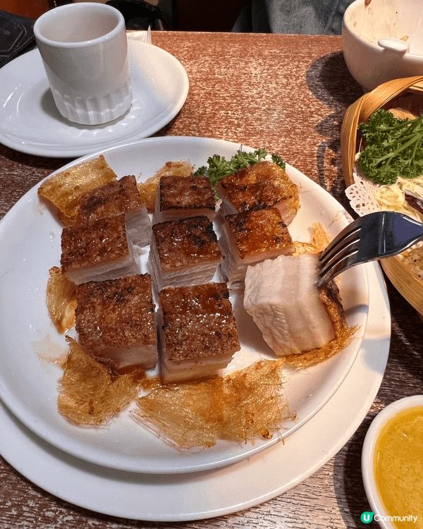 位于荃灣的人氣本地餐廳楚撚記，很有特色的大牌檔裝潢，菜式多樣...