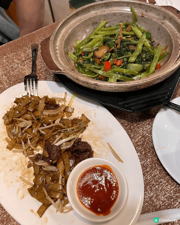 位于荃灣的人氣本地餐廳楚撚記，很有特色的大牌檔裝潢，菜式多樣...