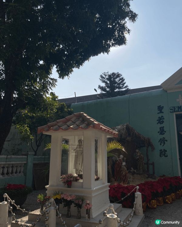 伯多祿五世劇院（現多稱「崗頂劇院」）是澳門極具代表性的歷史建...