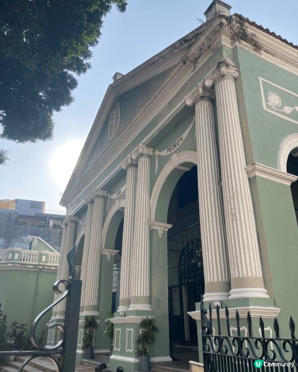 伯多祿五世劇院（現多稱「崗頂劇院」）是澳門極具代表性的歷史建...