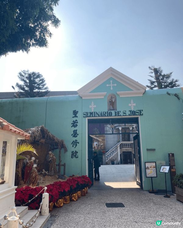 伯多祿五世劇院（現多稱「崗頂劇院」）是澳門極具代表性的歷史建...