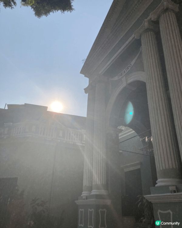 伯多祿五世劇院（現多稱「崗頂劇院」）是澳門極具代表性的歷史建...