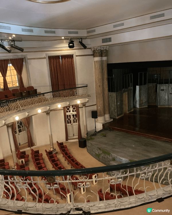 伯多祿五世劇院（現多稱「崗頂劇院」）是澳門極具代表性的歷史建...