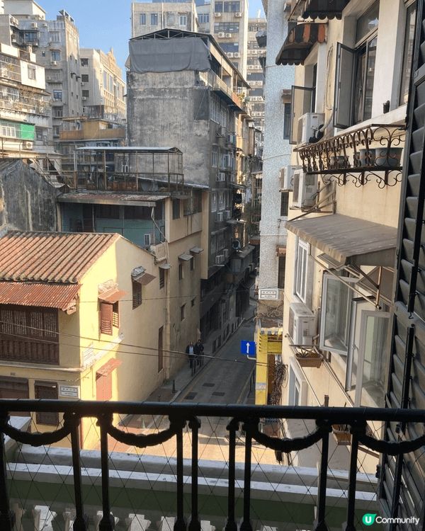 伯多祿五世劇院（現多稱「崗頂劇院」）是澳門極具代表性的歷史建...