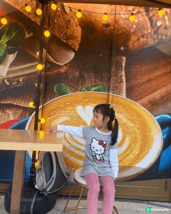 今日大年初四，我們去了東岸板道半日遊，吹了泡泡和玩了攀爬遊戲...