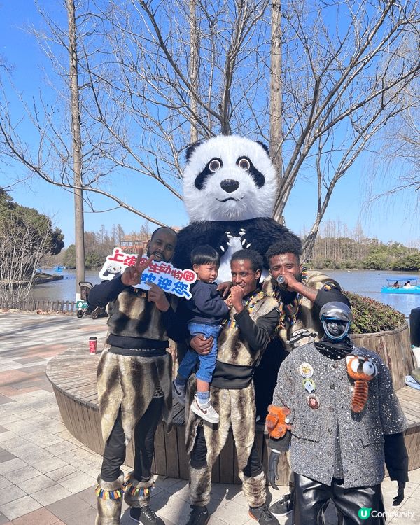 岩岩帶咗小朋友去上海野生動物園玩，認識咗好多動物，仲可以餵佢...