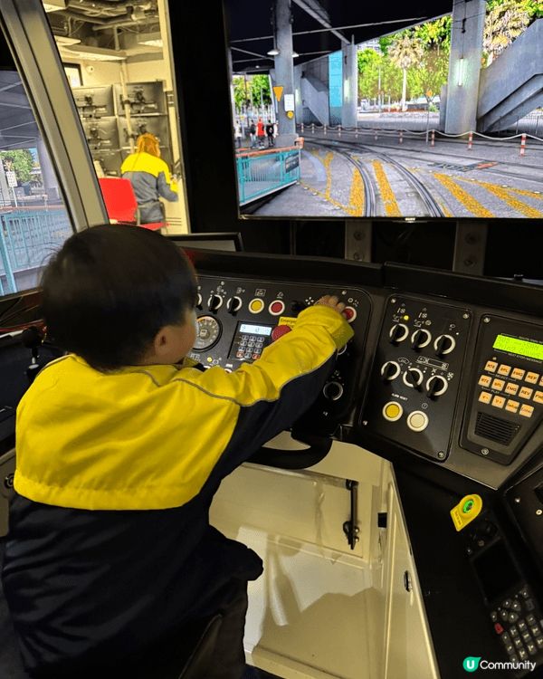 一張是在香港坐船仔，一張是在輕鐵車廠，另一張是在台北樂園