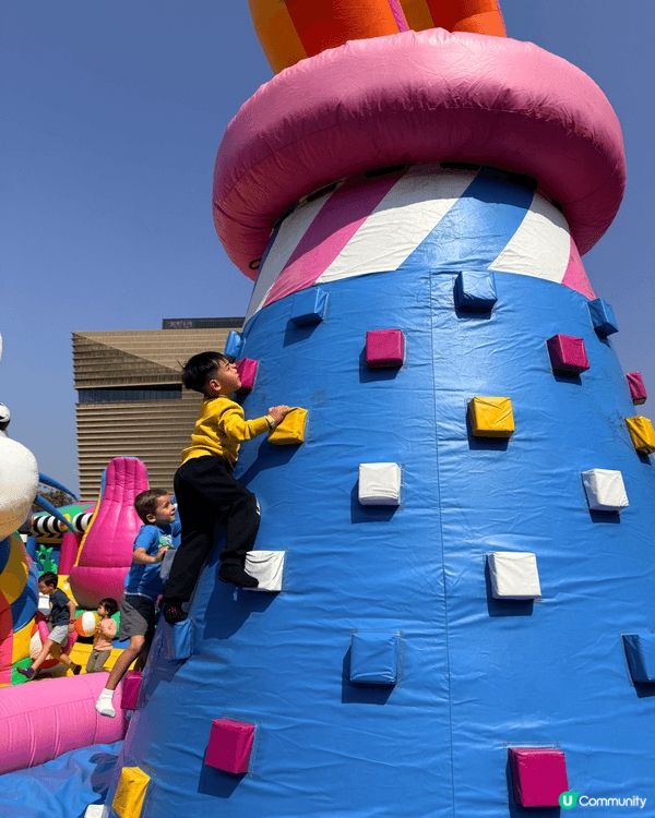 西九文化區有一個充氣遊樂場，趁新年帶小朋友彈住過年，呢個充氣...