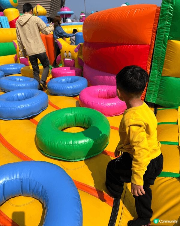 西九文化區有一個充氣遊樂場，趁新年帶小朋友彈住過年，呢個充氣...