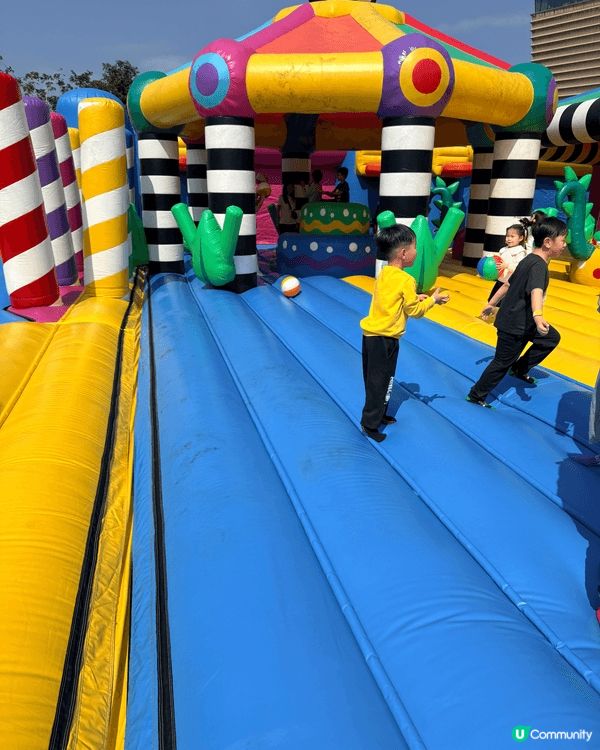 西九文化區有一個充氣遊樂場，趁新年帶小朋友彈住過年，呢個充氣...