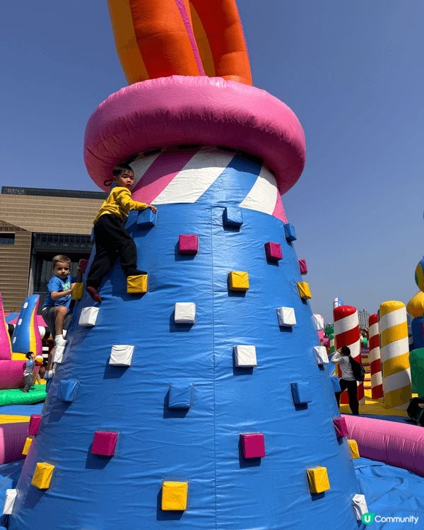 西九文化區有一個充氣遊樂場，趁新年帶小朋友彈住過年，呢個充氣...