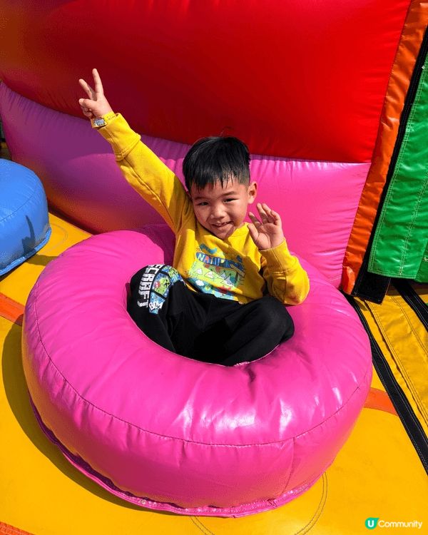 西九文化區有一個充氣遊樂場，趁新年帶小朋友彈住過年，呢個充氣...