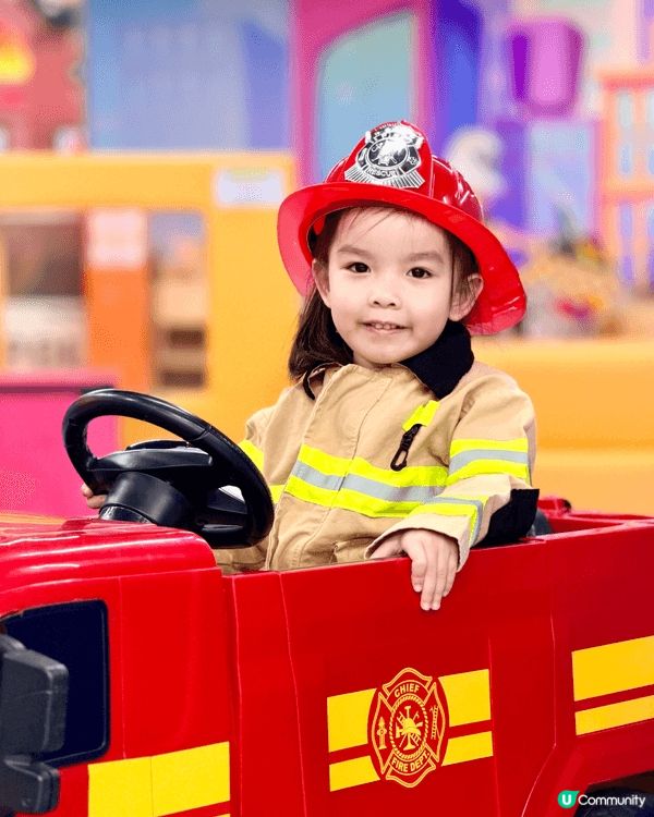 小女在Playhouse玩樂，其中穿著消防員製服扮演消防員拍...