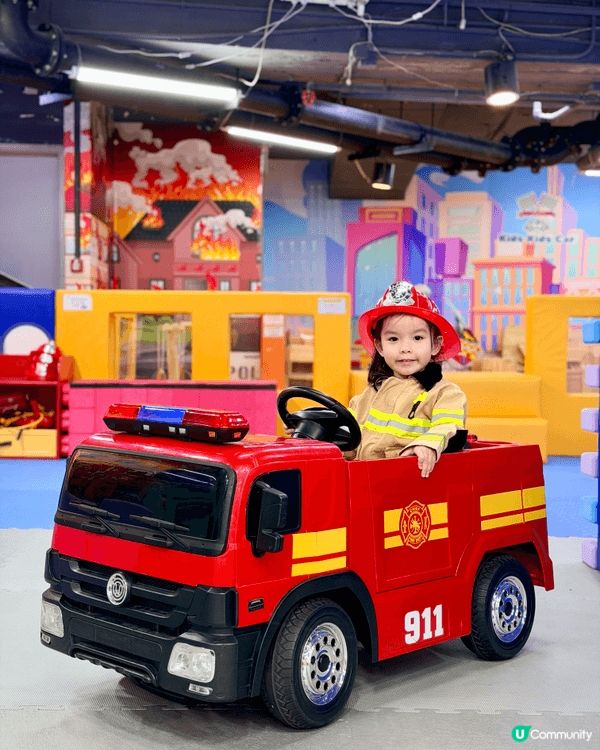 小女在Playhouse玩樂，其中穿著消防員製服扮演消防員拍...