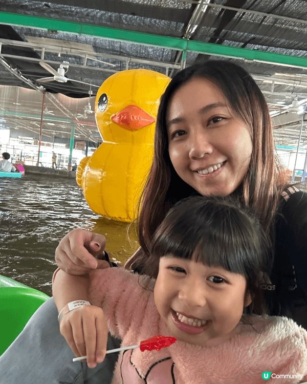 一家到禾田喜山農莊遊玩，場內有不少遊玩設施適合小孩。有家庭車...