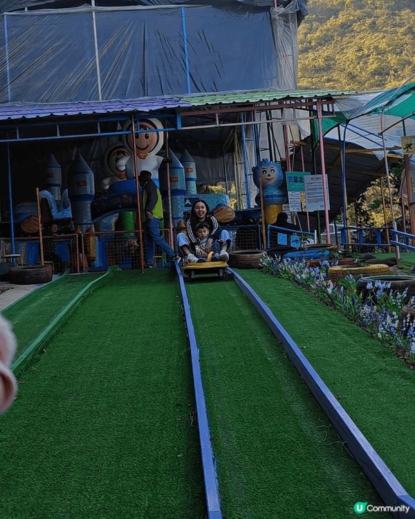 一家到禾田喜山農莊遊玩，場內有不少遊玩設施適合小孩。有家庭車...