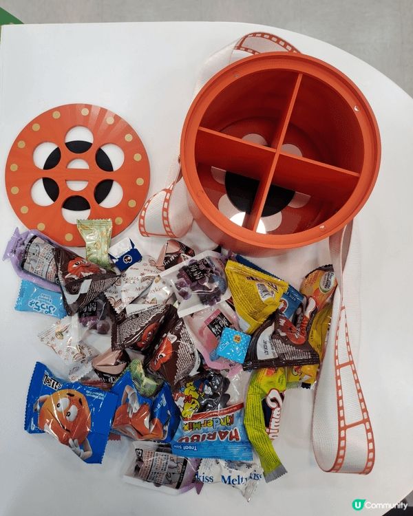 新年全盒的糖果和看展覽送的甜品。