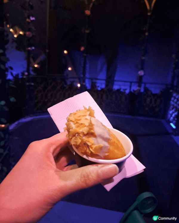 新年全盒的糖果和看展覽送的甜品。