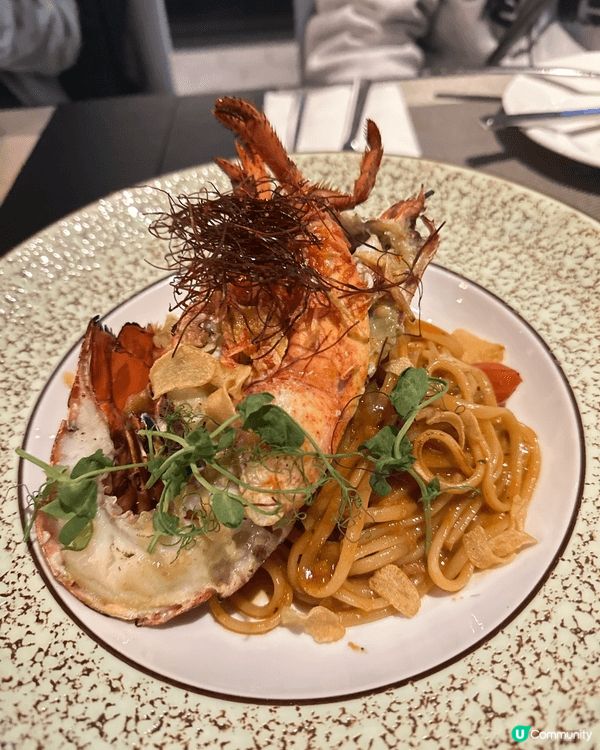 去了尖沙咀一間叫Lab Eat嘅本地小店跟好友慶生，食物全部...