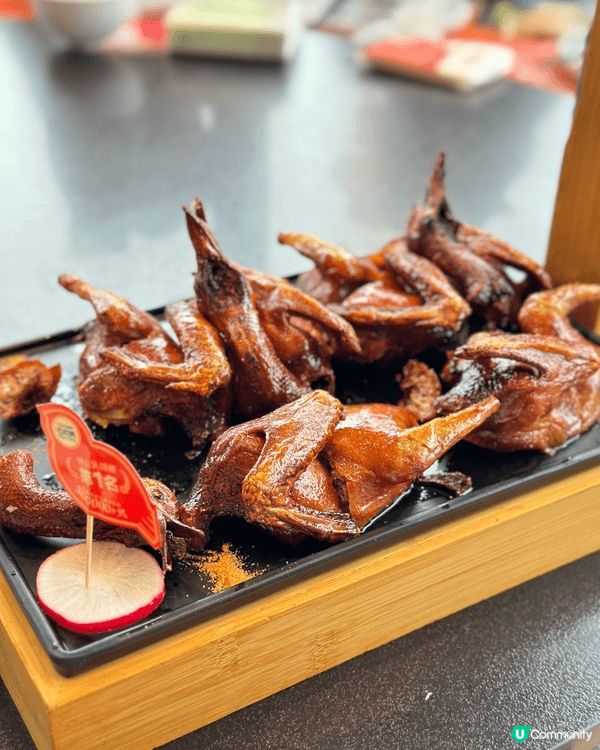 紅燒乳鴿， 香脆多汁，肉又嫩