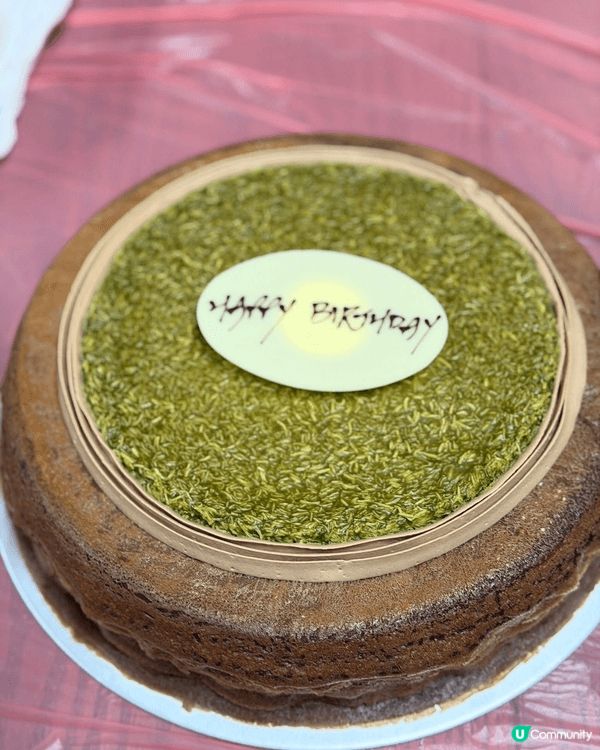 Lady M杜拜朱古力千層蛋糕，出奇地好食，濃濃開心果味道，...