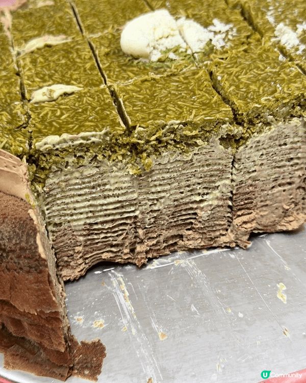 Lady M杜拜朱古力千層蛋糕，出奇地好食，濃濃開心果味道，...